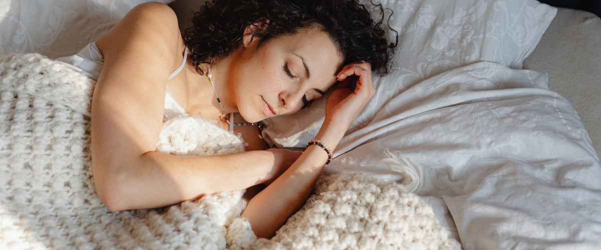 Vrouw ligt te slapen in bed