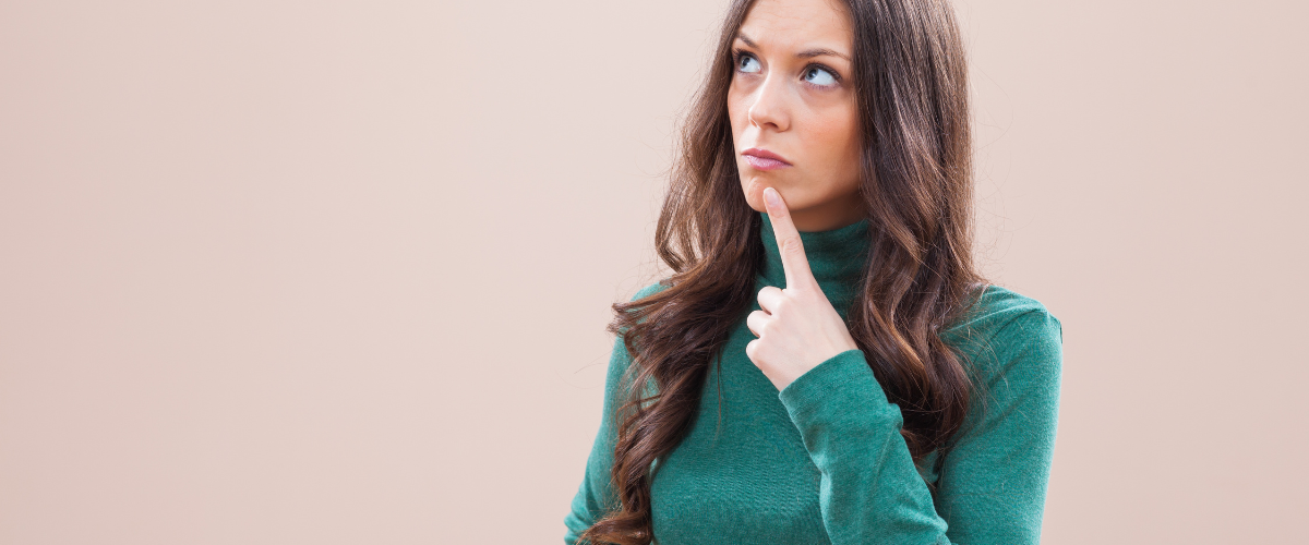 Vrouw twijfelt en denkt na