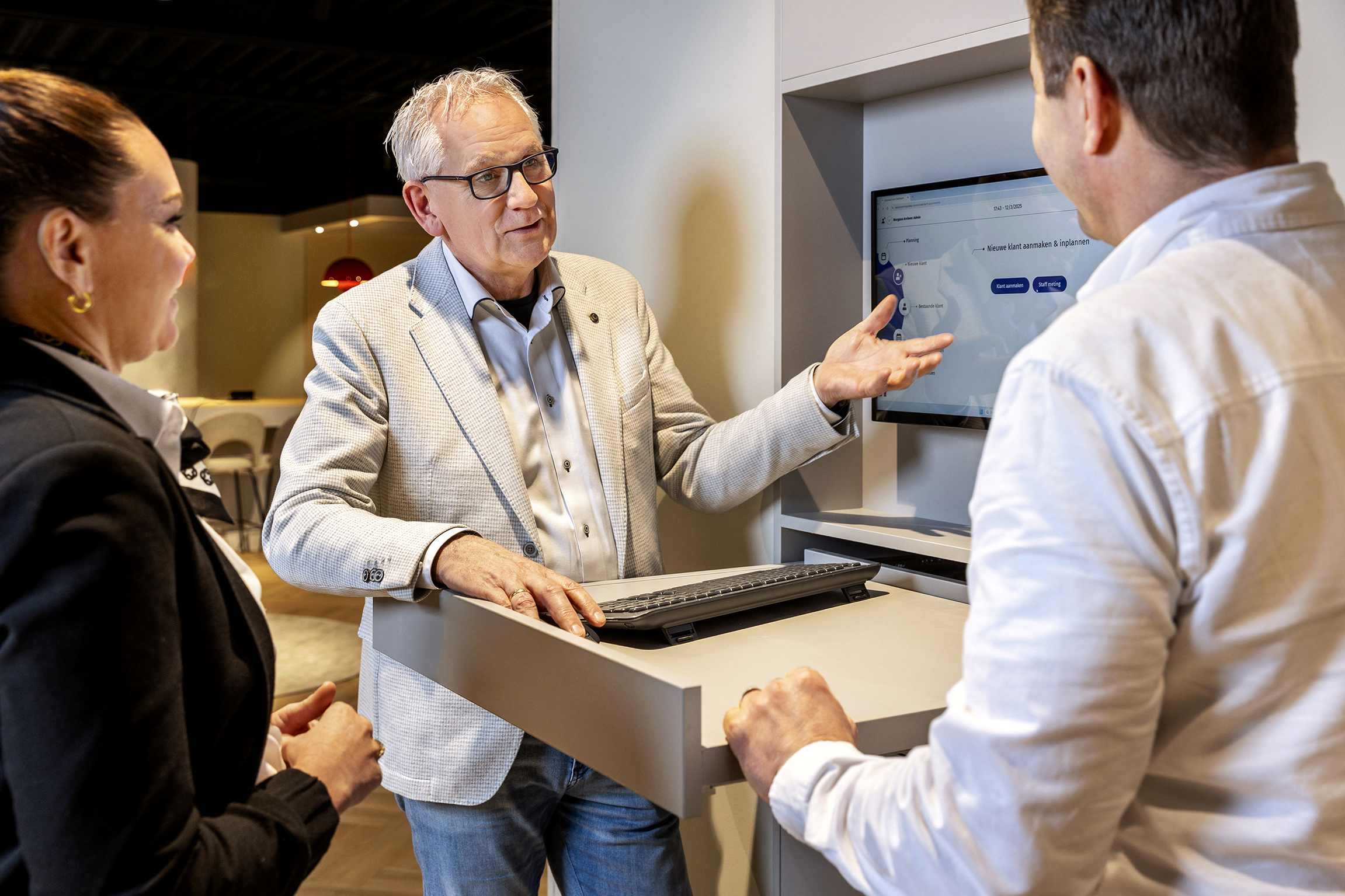 De slaapadviseur legt de resultaten van de SLAAP-DNA® meting uit en geeft advies over welk ledikant het beste bij jou past.