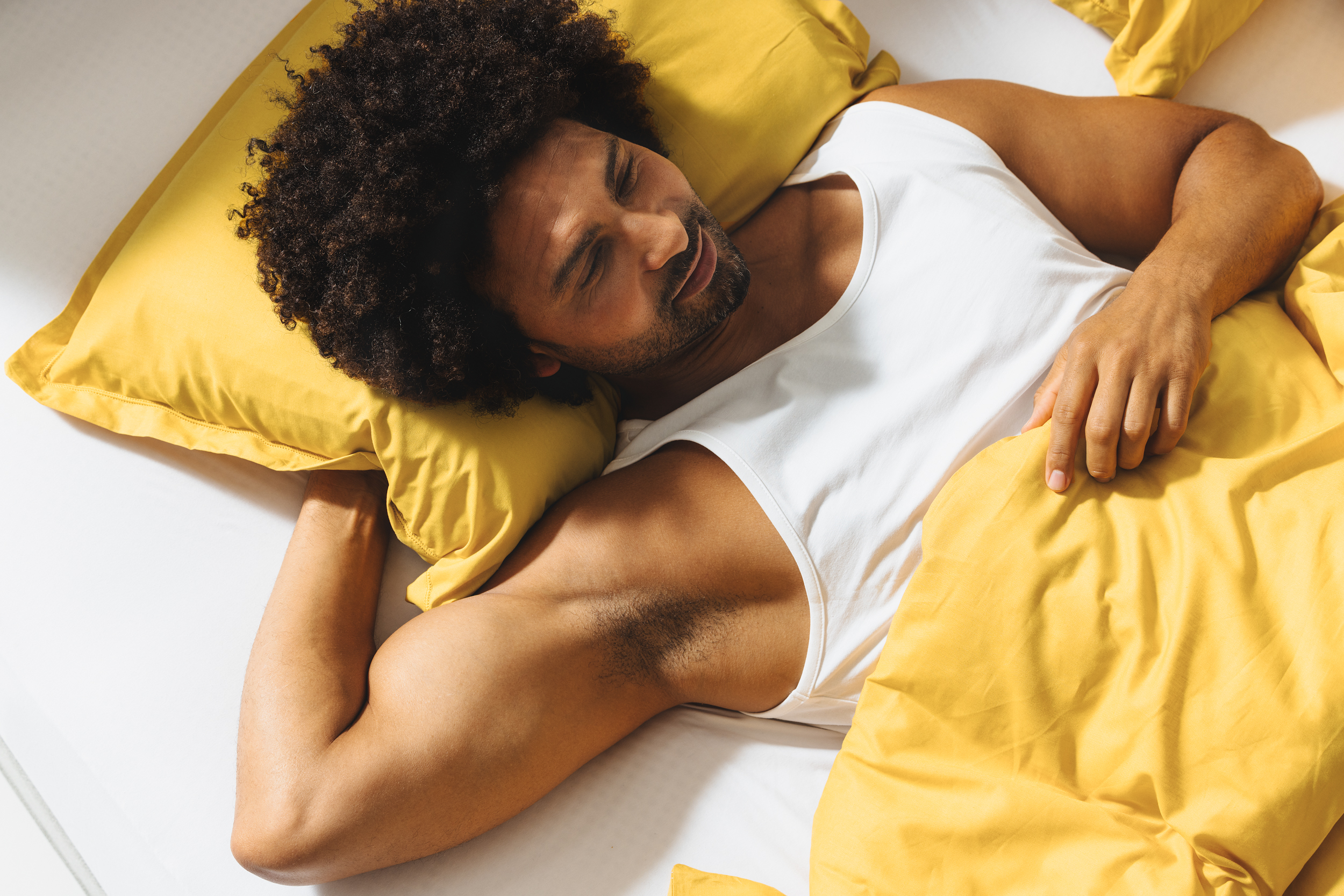 Man ligt in bed.